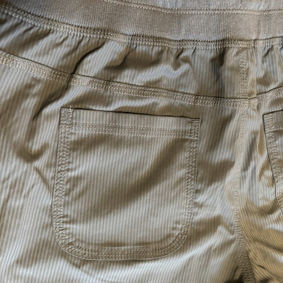 Shambhala Women's Live-In Ease Mid Rise Capri Pants Dark Grey Size Medium - Picture 15 of 16